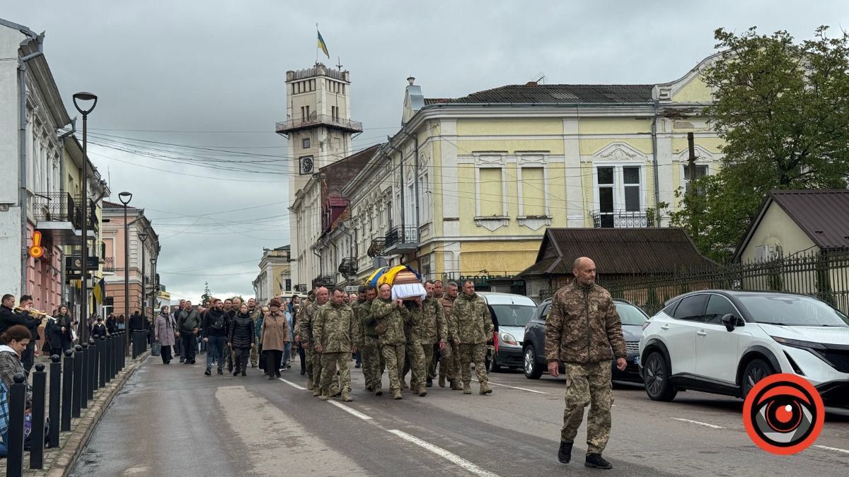 В останню дорогу коломияни провели воїна Віктора Абайдулліна 10