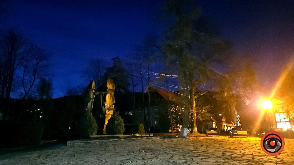 Не докінця декомунізоване Яремче: як нині виглядає радянський меморіал 1