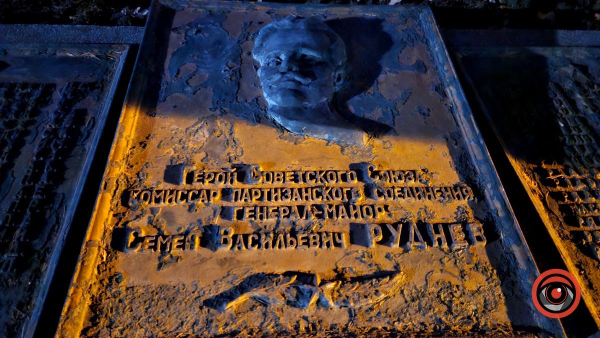 Не докінця декомунізоване Яремче: як нині виглядає радянський меморіал 2