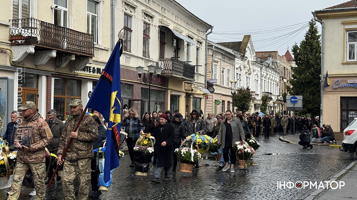 Пройшов пекло війни на різних напрямках: у Коломиї попрощалися з воїном Олександром Григорцівим 17