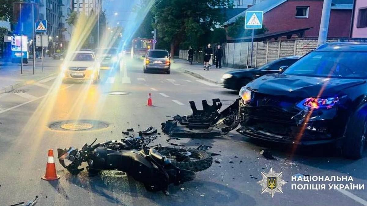 Вщент розбитий мотоцикл, наїзд на вішохода і небезпечний обгін: на Прикарпаття сталось 3 серйозні ДТП за день 3