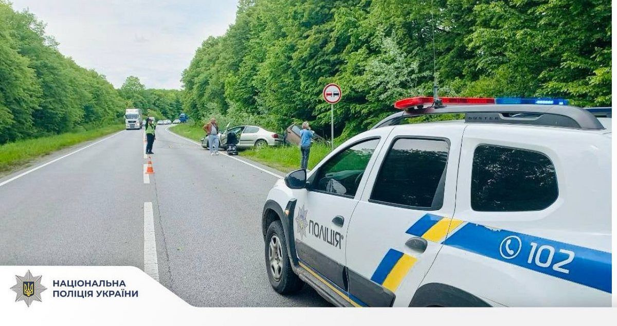 Вщент розбитий мотоцикл, наїзд на вішохода і небезпечний обгін: на Прикарпаття сталось 3 серйозні ДТП за день 2