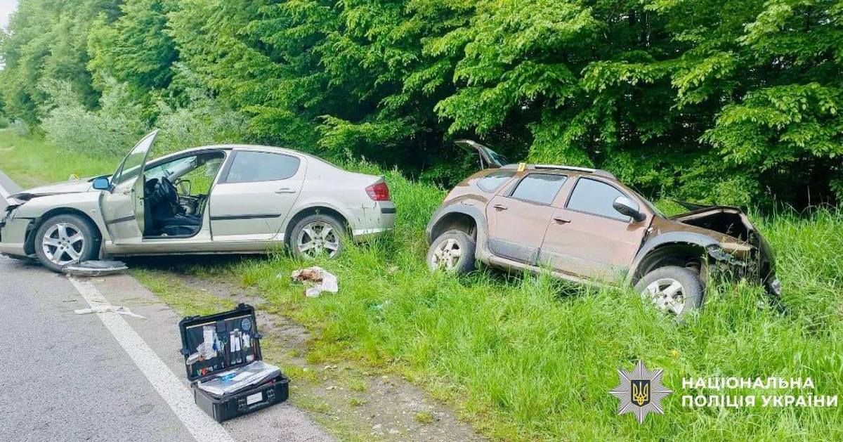 Вщент розбитий мотоцикл, наїзд на вішохода і небезпечний обгін: на Прикарпаття сталось 3 серйозні ДТП за день 1