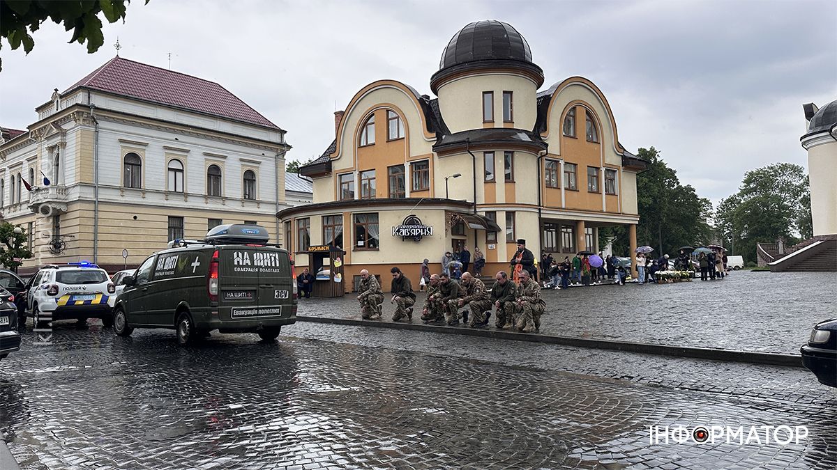 Коломия на колінах зустріла полеглого прикордонника Миколу Михайлищука 2