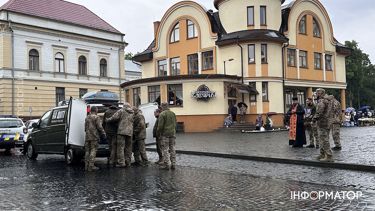 Коломия на колінах зустріла полеглого прикордонника Миколу Михайлищука 3