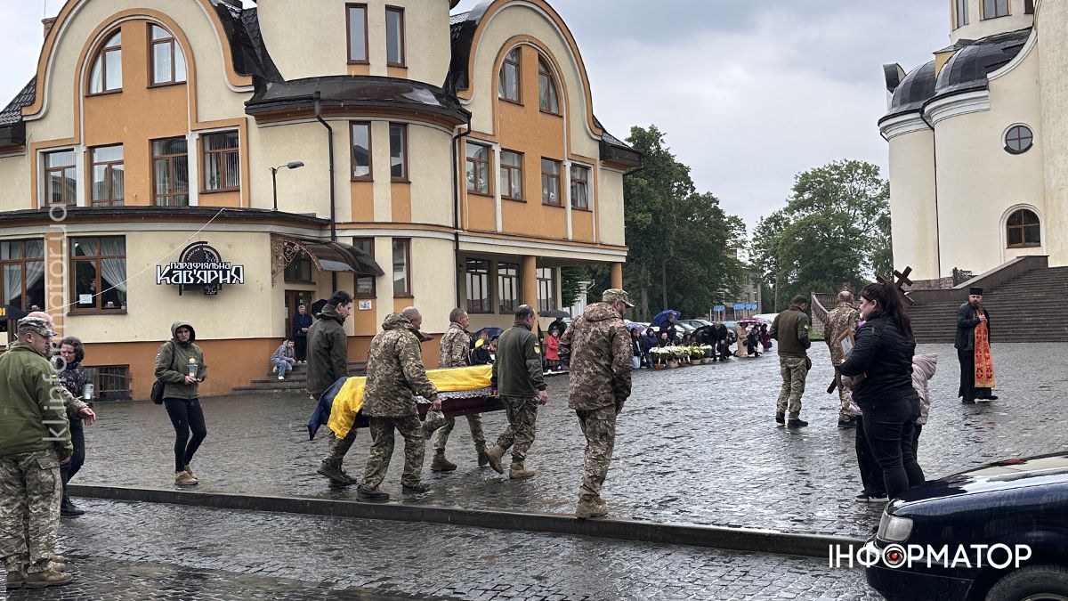 Коломия на колінах зустріла полеглого прикордонника Миколу Михайлищука 4