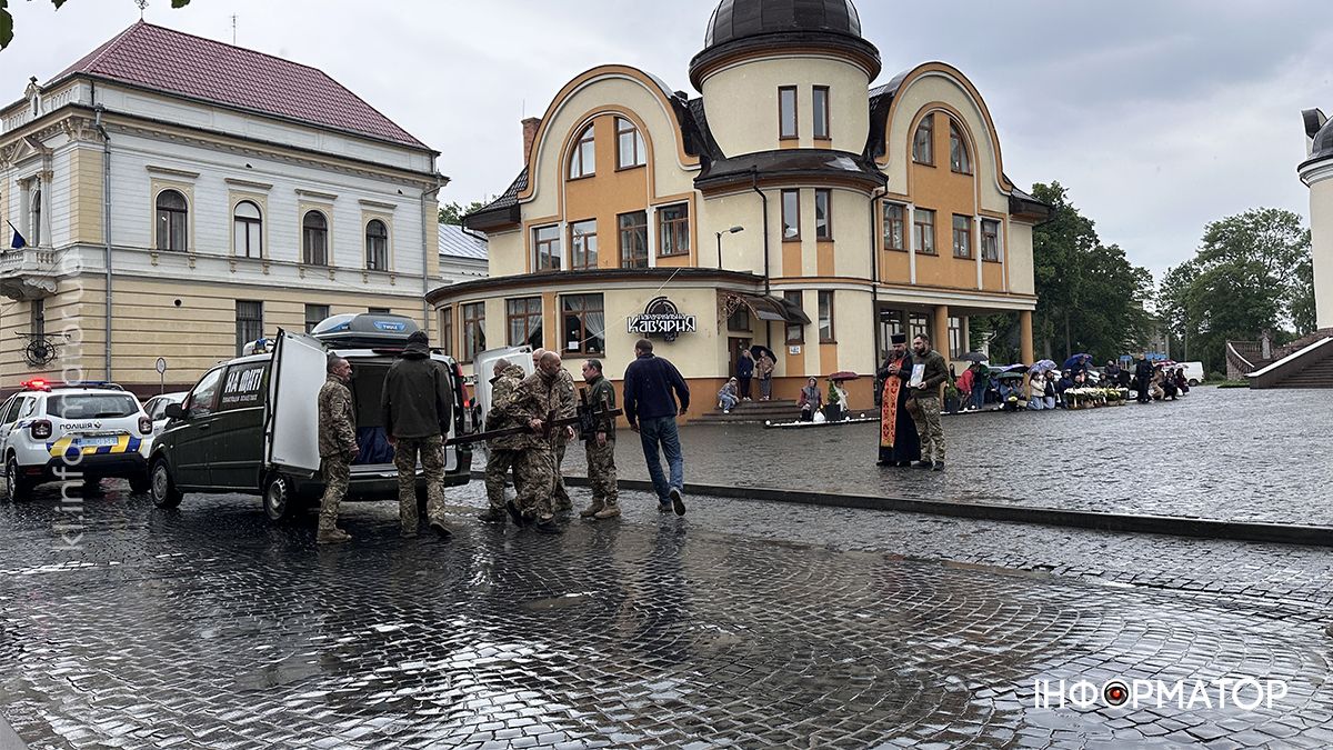 Коломия на колінах зустріла полеглого прикордонника Миколу Михайлищука 5
