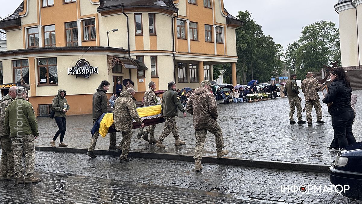 Коломия на колінах зустріла полеглого прикордонника Миколу Михайлищука 6