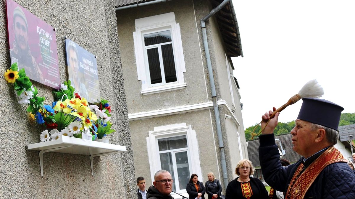 У Раківчику освятили меморіальну дошку воїну Олегу Дутчаку 2