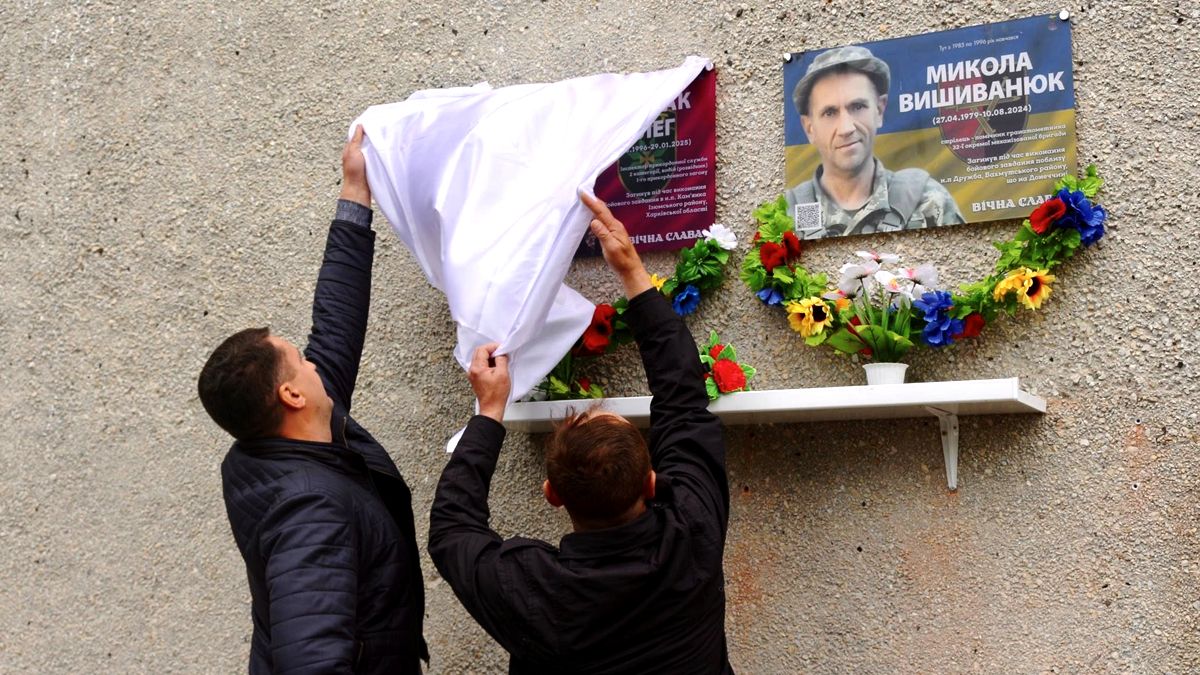 У Раківчику освятили меморіальну дошку воїну Олегу Дутчаку 1