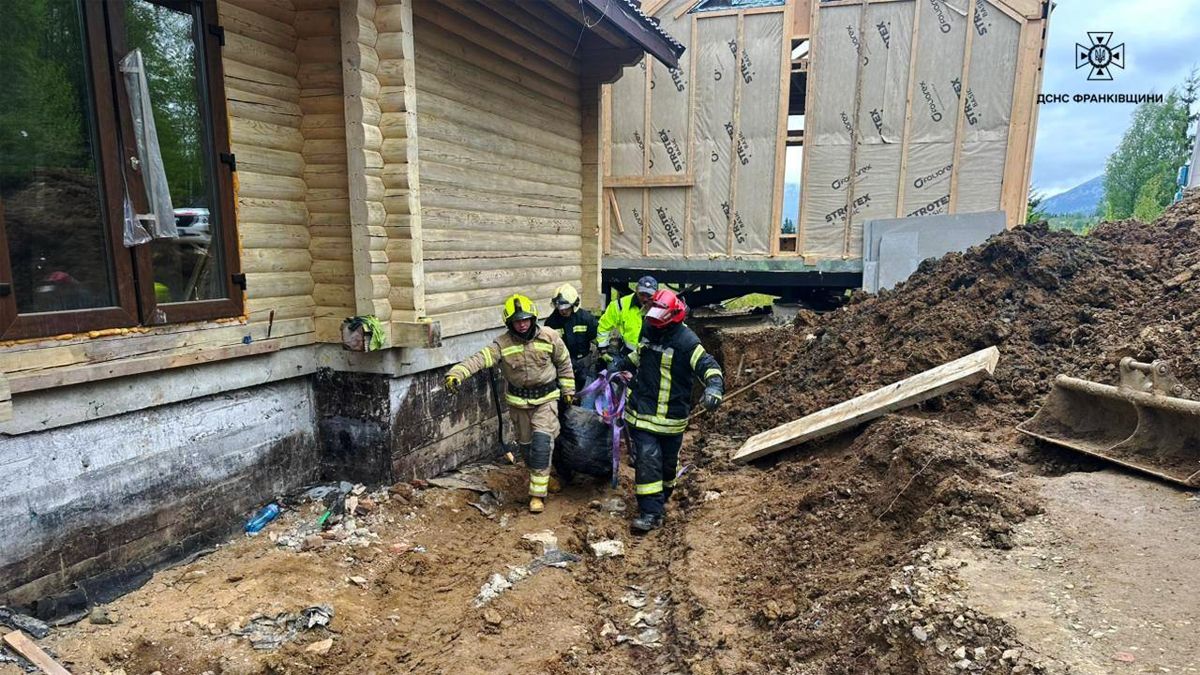 В Яблуниці внаслідок обвалу ґрунту під землею опинився чоловік. Потерпілий помер