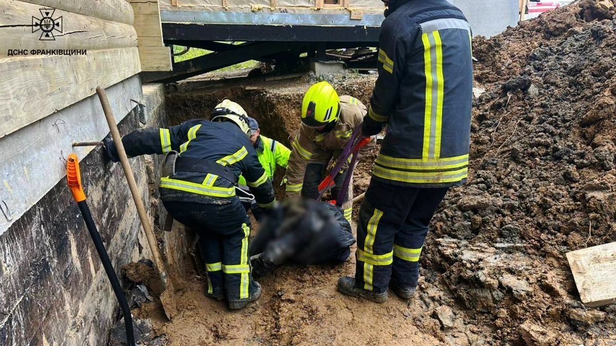 В Яблуниці внаслідок обвалу ґрунту під землею опинився чоловік. Потерпілий помер 2
