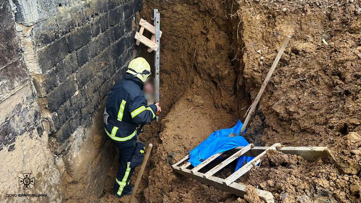 В Яблуниці внаслідок обвалу ґрунту під землею опинився чоловік. Потерпілий помер 1