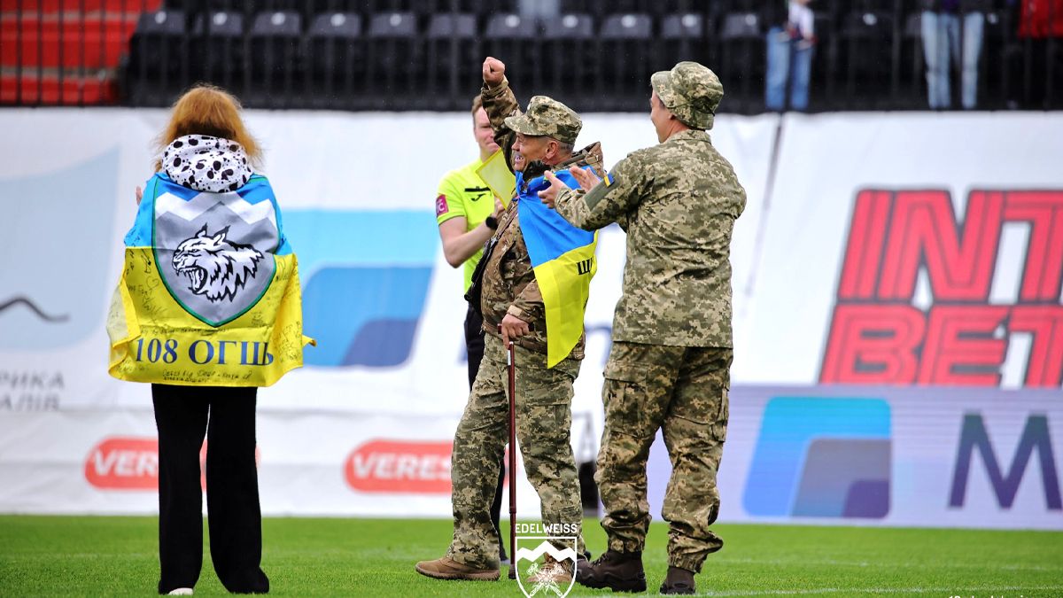 Воїн Микола Соник з 10-ї ОГШБр зробив перший удар на футбольному матчі Премʼєр-ліги України 1