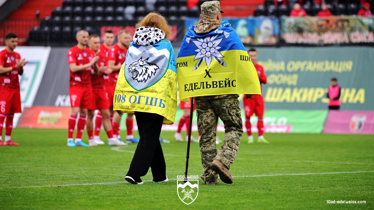 Воїн Микола Соник з 10-ї ОГШБр зробив перший удар на футбольному матчі Премʼєр-ліги України 2