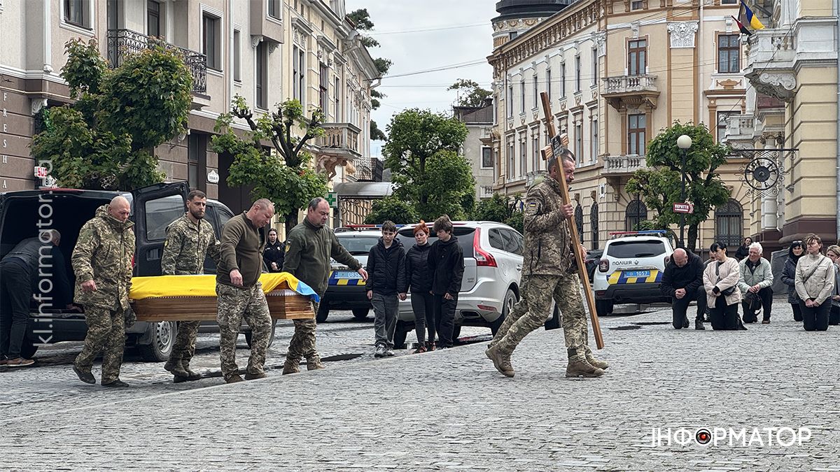 На колінах коломияни зустріли скорботний кортеж з тілом Володимира Шеваги