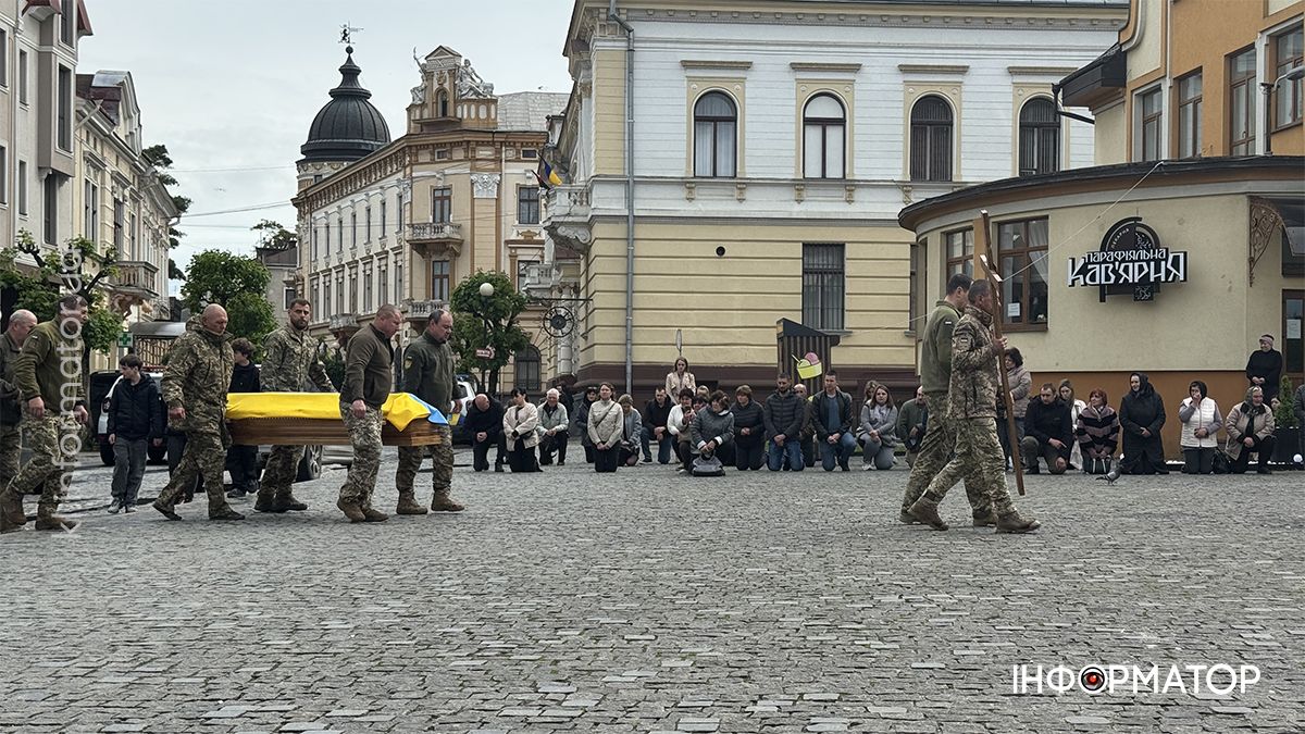 На колінах коломияни зустріли скорботний кортеж з тілом Володимира Шеваги 3