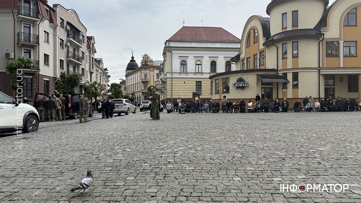 На колінах коломияни зустріли скорботний кортеж з тілом Володимира Шеваги 2