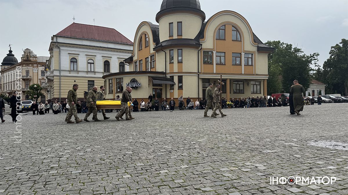 На колінах коломияни зустріли скорботний кортеж з тілом Володимира Шеваги 4