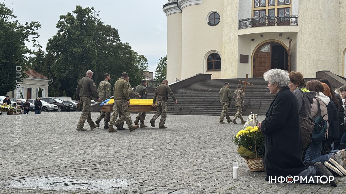 На колінах коломияни зустріли скорботний кортеж з тілом Володимира Шеваги 5