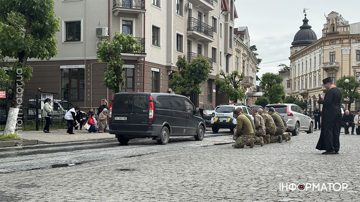 На колінах коломияни зустріли скорботний кортеж з тілом Володимира Шеваги 1