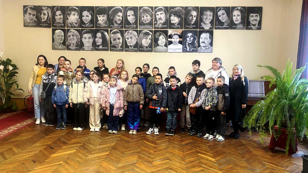 Діти військовослужбовців відвідали театр у Коломиї та подивилися виставу «Світлофор Моргайко» 2