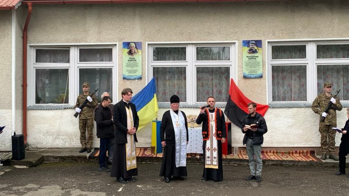 На Косівщині урочисто відкрили меморіальні дошки двом загиблим воїнам