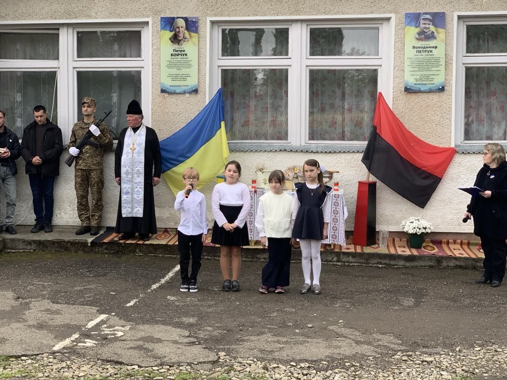 На Косівщині урочисто відкрили меморіальні дошки двом загиблим воїнам 5