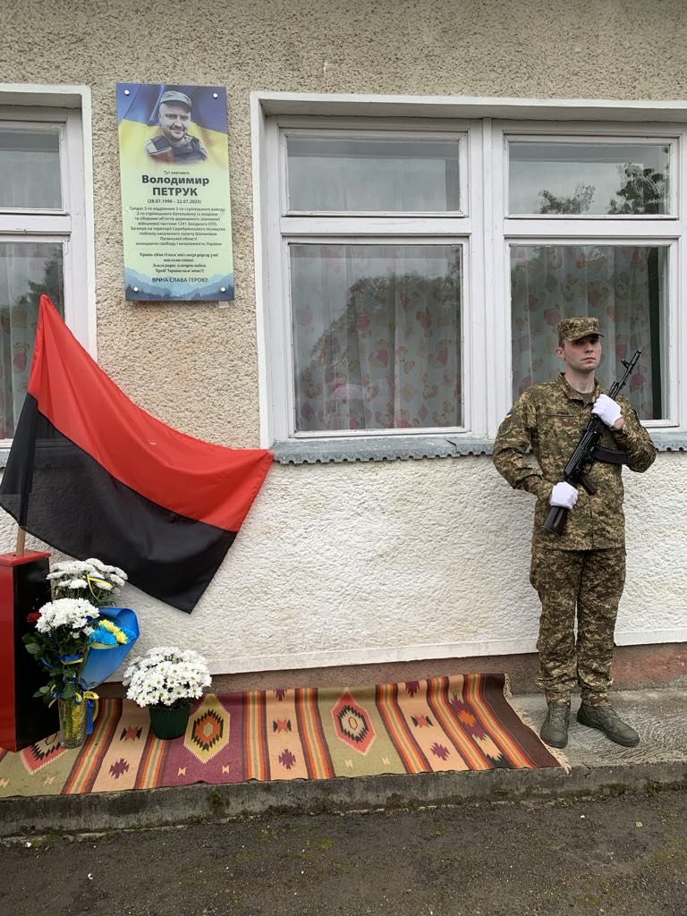 На Косівщині урочисто відкрили меморіальні дошки двом загиблим воїнам 6