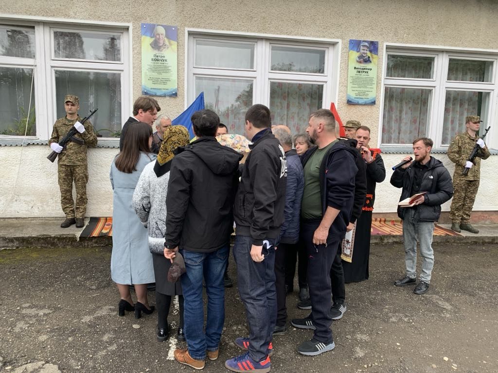 На Косівщині урочисто відкрили меморіальні дошки двом загиблим воїнам 8