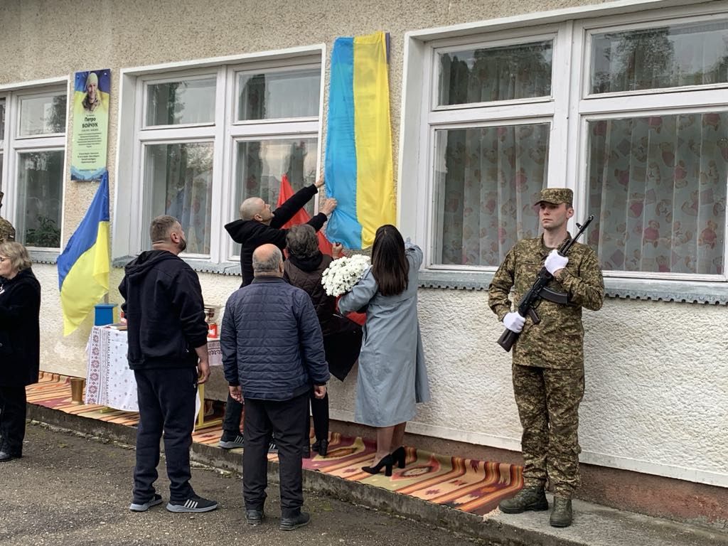 На Косівщині урочисто відкрили меморіальні дошки двом загиблим воїнам 11