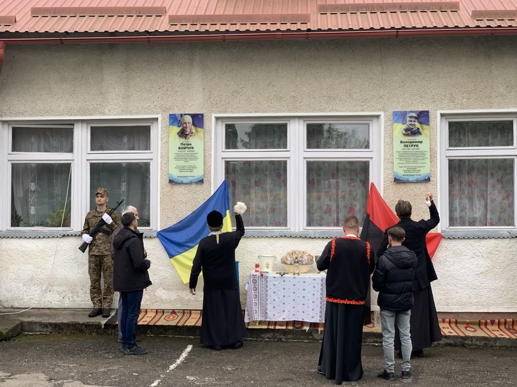 На Косівщині урочисто відкрили меморіальні дошки двом загиблим воїнам 13