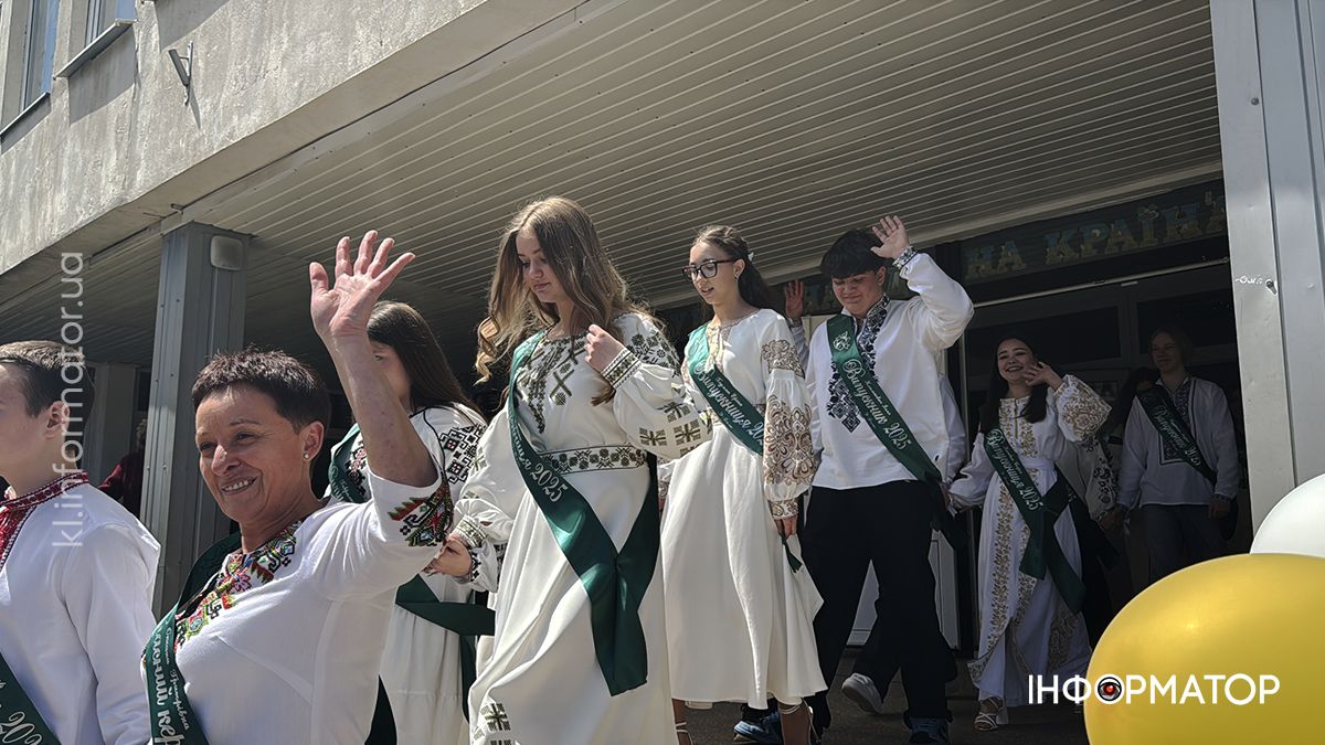 І дзвоник востаннє продзвенів... Як пройшла урочиста лінійка у ліцеї №4