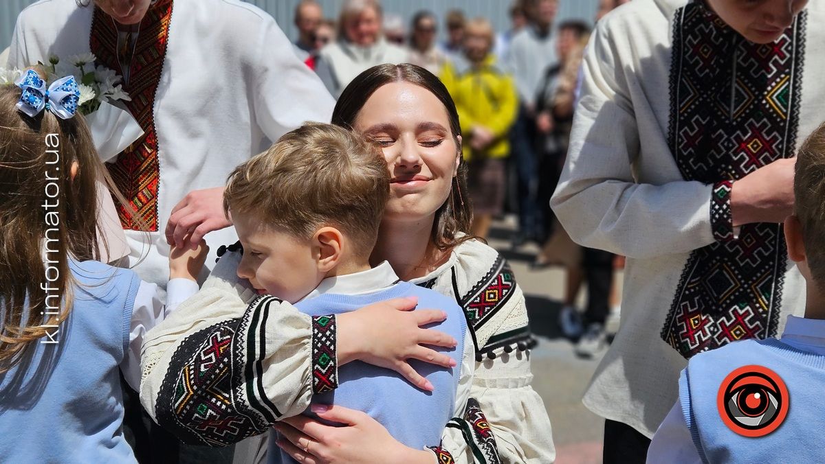 Щемливий останній дзвоник у Коломийському ліцею №9 | ФОТО, ВІДЕО