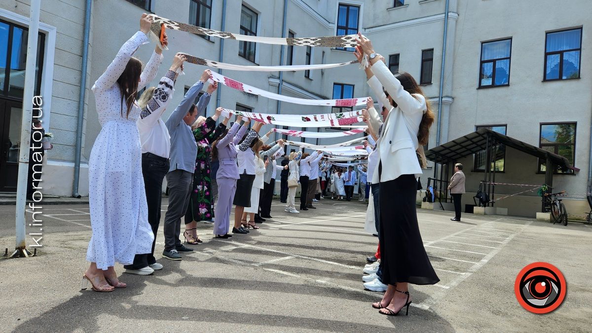 Щемливий останній дзвоник у Коломийському ліцею №9 | ФОТО, ВІДЕО 1