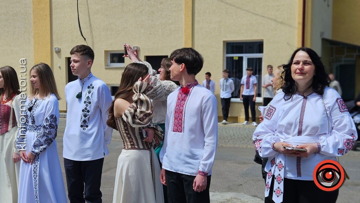 Щемливий останній дзвоник у Коломийському ліцею №9 | ФОТО, ВІДЕО 8