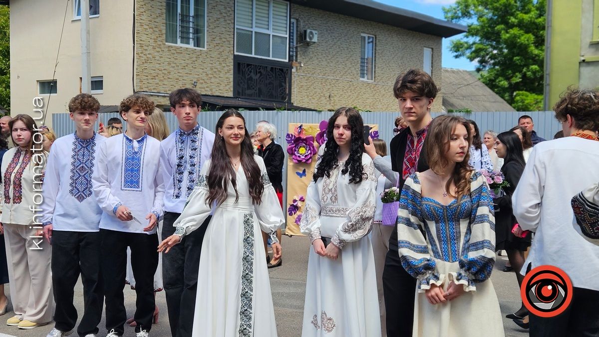 Щемливий останній дзвоник у Коломийському ліцею №9 | ФОТО, ВІДЕО 13