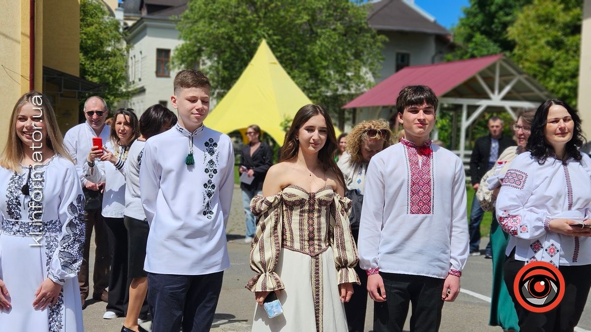 Щемливий останній дзвоник у Коломийському ліцею №9 | ФОТО, ВІДЕО 4