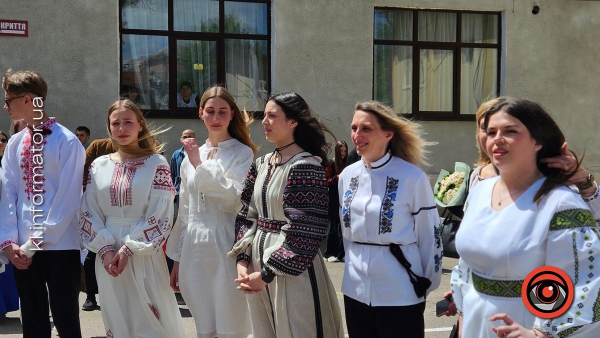 Щемливий останній дзвоник у Коломийському ліцею №9 | ФОТО, ВІДЕО 12