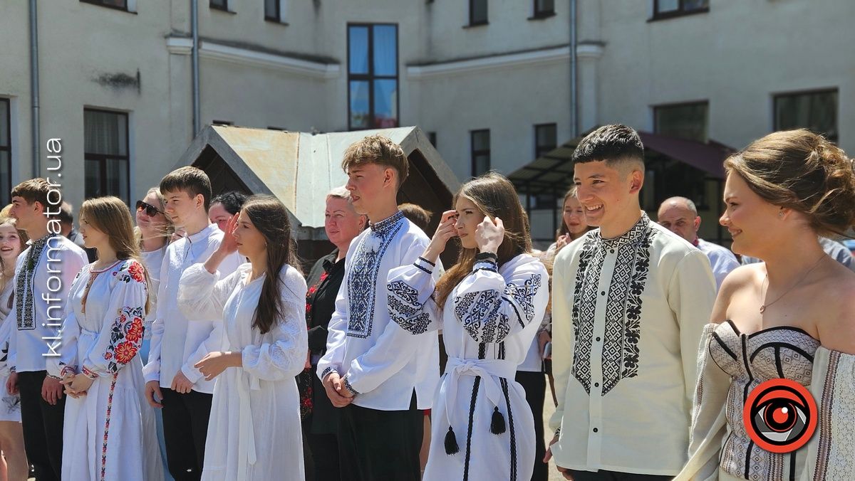 Щемливий останній дзвоник у Коломийському ліцею №9 | ФОТО, ВІДЕО 11