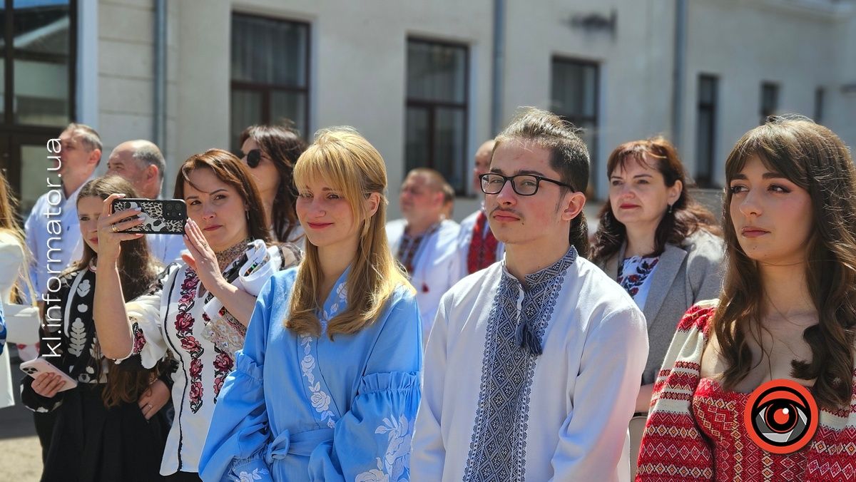 Щемливий останній дзвоник у Коломийському ліцею №9 | ФОТО, ВІДЕО 7