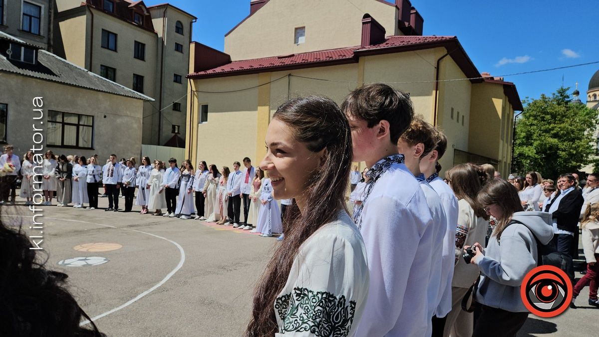 Щемливий останній дзвоник у Коломийському ліцею №9 | ФОТО, ВІДЕО 5
