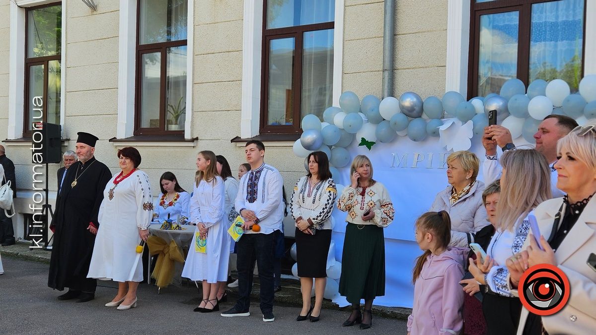 Щемливий останній дзвоник у Коломийському ліцею №9 | ФОТО, ВІДЕО 14