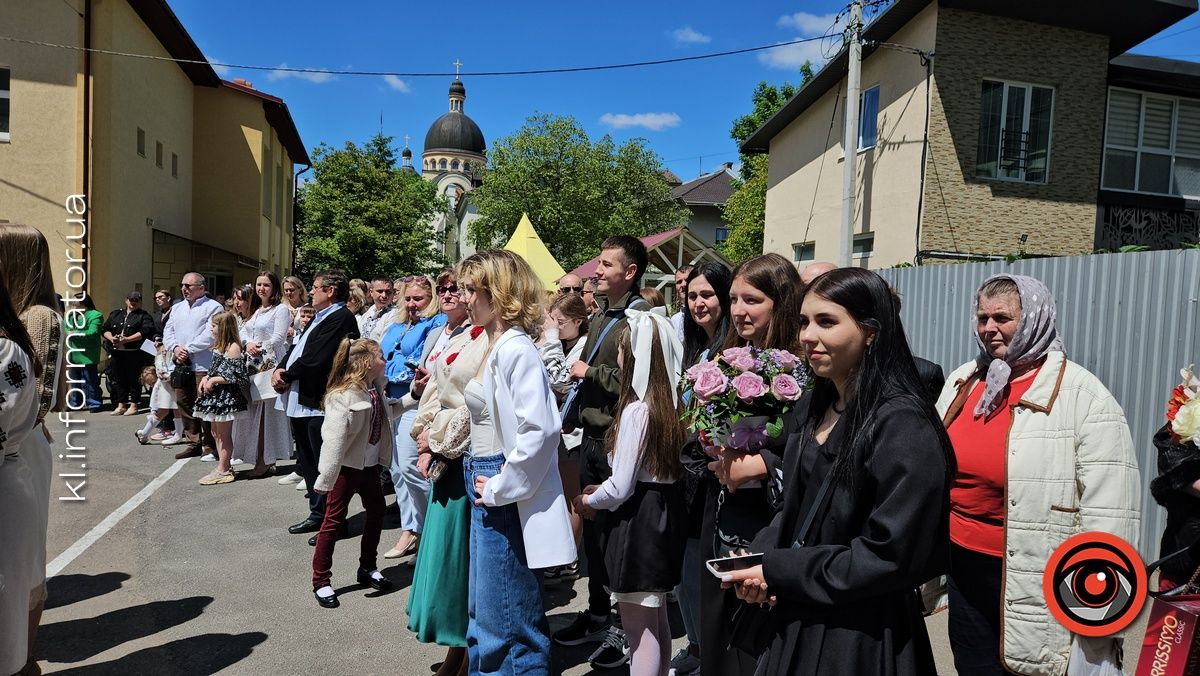 Щемливий останній дзвоник у Коломийському ліцею №9 | ФОТО, ВІДЕО 10