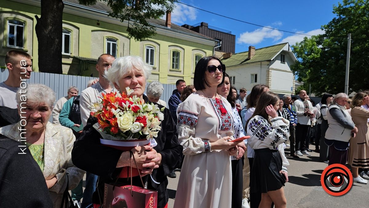 Щемливий останній дзвоник у Коломийському ліцею №9 | ФОТО, ВІДЕО 9