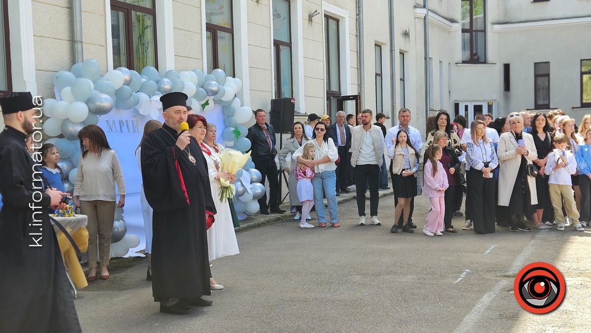 Щемливий останній дзвоник у Коломийському ліцею №9 | ФОТО, ВІДЕО 15