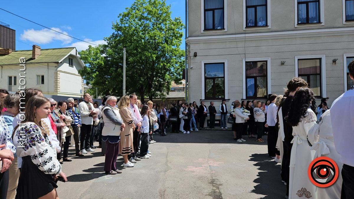 Щемливий останній дзвоник у Коломийському ліцею №9 | ФОТО, ВІДЕО 17