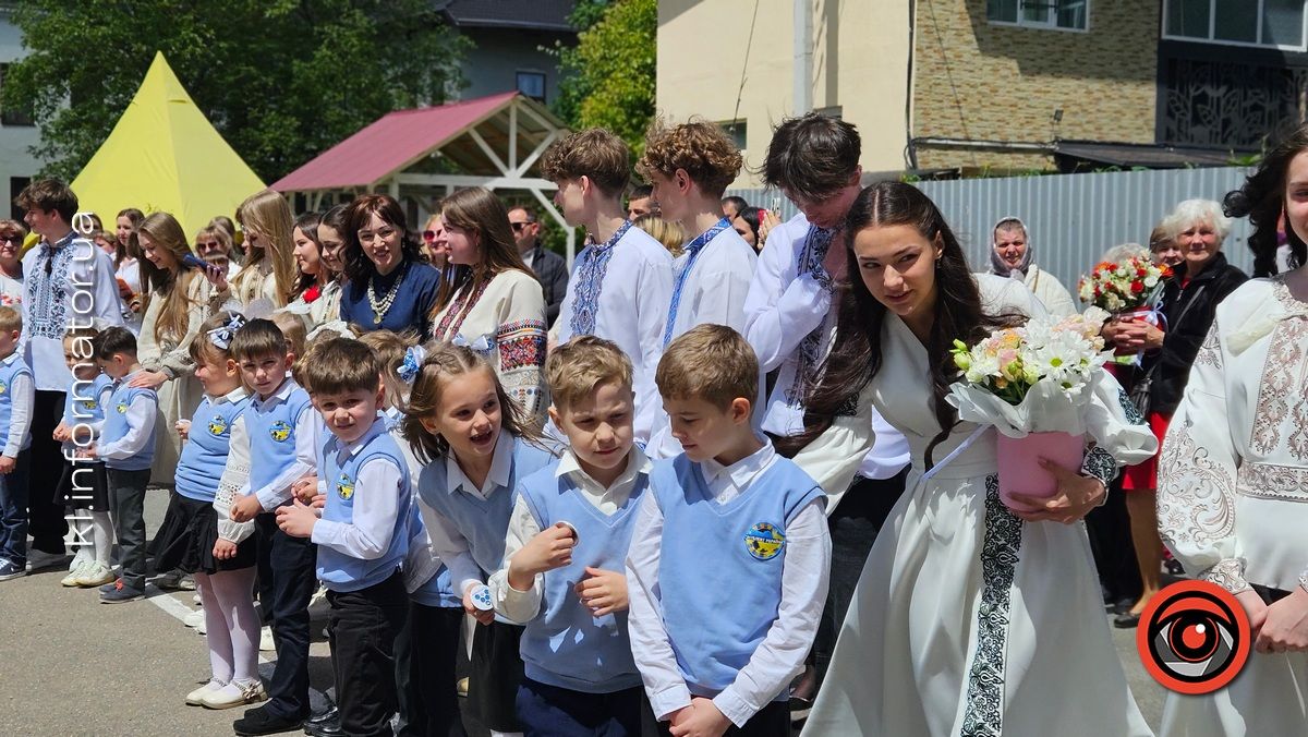 Щемливий останній дзвоник у Коломийському ліцею №9 | ФОТО, ВІДЕО 22