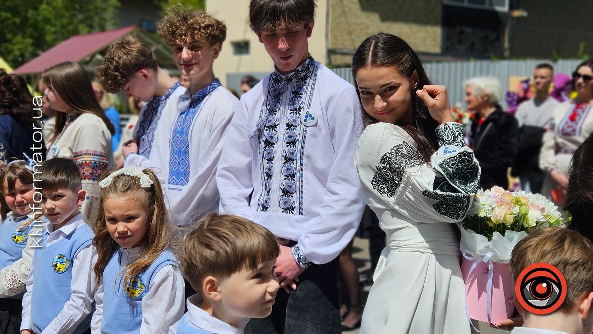 Щемливий останній дзвоник у Коломийському ліцею №9 | ФОТО, ВІДЕО 19