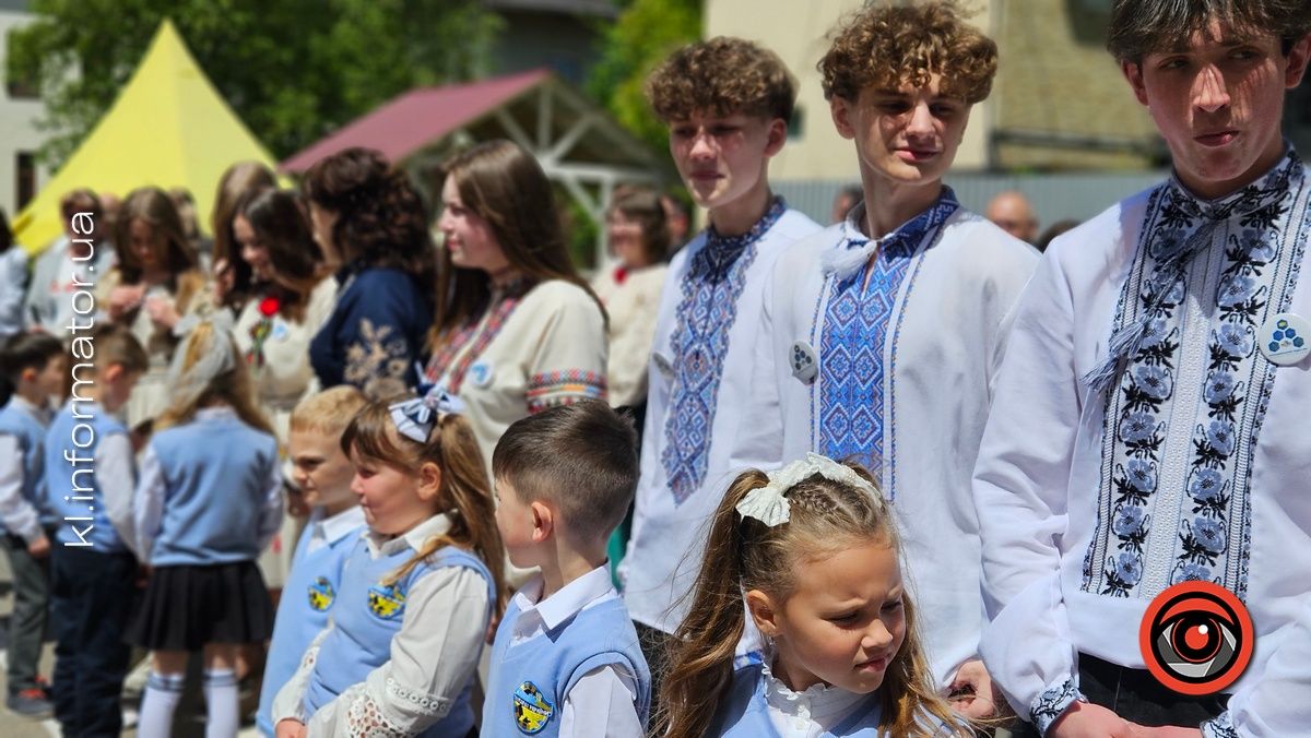 Щемливий останній дзвоник у Коломийському ліцею №9 | ФОТО, ВІДЕО 23